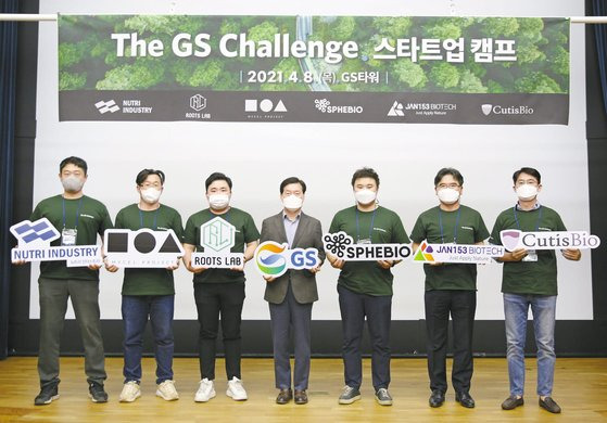 GS그룹은 올해 들어 잇달아 적극적인 신사업 투자에 나섰다. 사진은 ‘The GS Challenge 스타트업 캠프’에서 바이오테크 스타트업 6개사 CEO들과 ㈜GS 홍순기 사장(가운데)이 기념 촬영을 하는 모습. [사진 GS그룹]