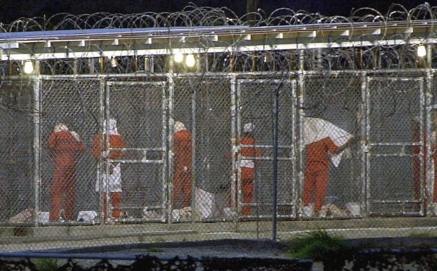 쿠바 관타나모 수용소에서 미국 중앙정보국(CIA)의 고문과 인권 침해 사실을 알리는 수감자의 첫 공개 증언이 나왔다. 사진은 관타나모 수용소 수감자들이 저녁 기도를 위해 준비하는 모습. /사진=AFP