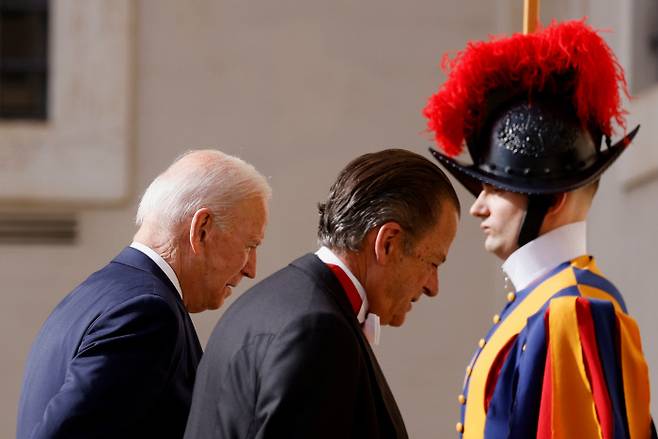 29일(현지시간) 이탈리아를 방문한 조 바이든 미국 대통령이 프란치스코 교황을 만나기 위해 바티칸에 도착한 모습. 바티칸시티 | 로이터연합뉴스