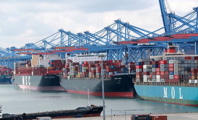 This file photo, taken March 2, 2021, shows ships carrying containers docking at a port in South Korea‘s southeastern city of Busan. (Yonhap)