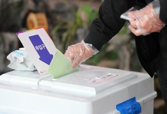 제21대 국회의원 선거가 치러졌던 지난해 4월 15일 오전 대구시 달서구 용전초등학교에 마련된 투표소에서 한 시민이 투표함에 투표용지를 넣고 있는 모습. 연합뉴스