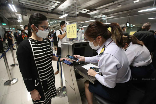 Officials at Suvarnabhumi airport conduct an exercise on the Thailand Pass process on Wednesday. (Photo: Varuth Hirunyatheb)