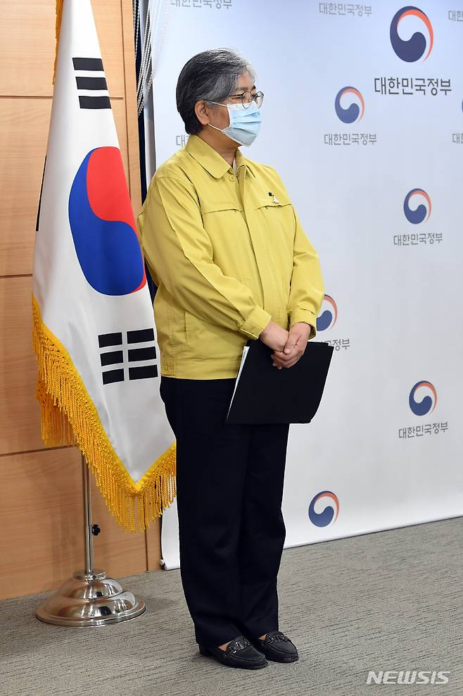 [서울=뉴시스] 김명원 기자 = 정은경 중앙방역대책본부장(질병관리청장)이 29일 오전 서울 종로구 정부서울청사 합동브리핑실에서 내달 1일부터 도입하는 새로운 방역 체계 '단계적 일상회복'의 최종 시행방안을 발표를 위해 대기하고 있다. (공동취재사진) 2021.10.29. photo@newsis.com