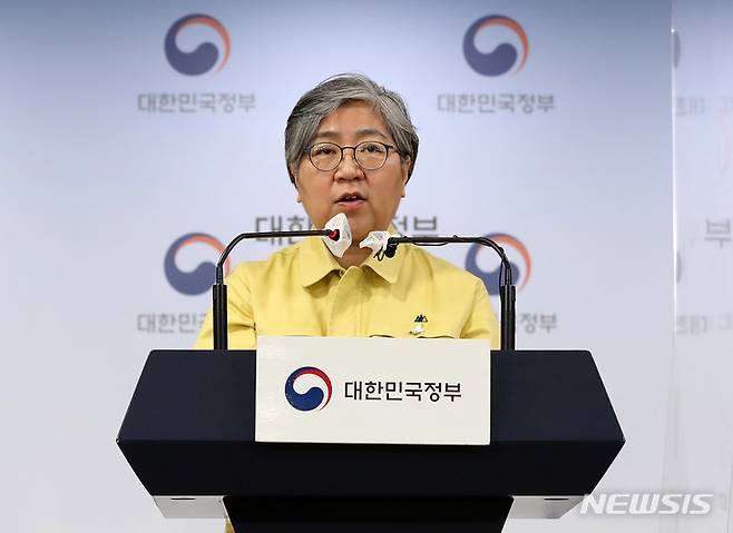 [서울=뉴시스] 김명원 기자 = 정은경 중앙방역대책본부장(질병관리청장)이 29일 서울 종로구 정부청사에서 열린 코로나19 중대본 정례브리핑에서 내달 1일부터 도입하는 새로운 방역 체계 '단계적 일상회복'의 최종시행 방안을 설명하고 있다. (공동취재사진) 2021.10.29. photo@newsis.com