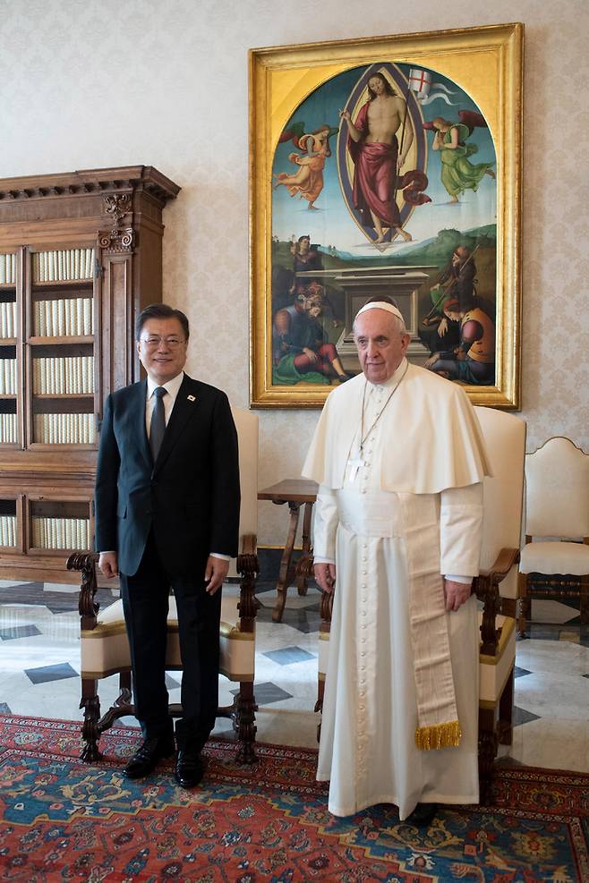 [바티칸=뉴시스] 김진아 기자 = 바티칸 교황청을 공식 방문한 문재인 대통령이 29일(현지시간) 프란치스코 교황과 기념촬영을 하고 있다. (사진=바티칸 제공) 2021.10.29. photo@newsis.com *재판매 및 DB 금지