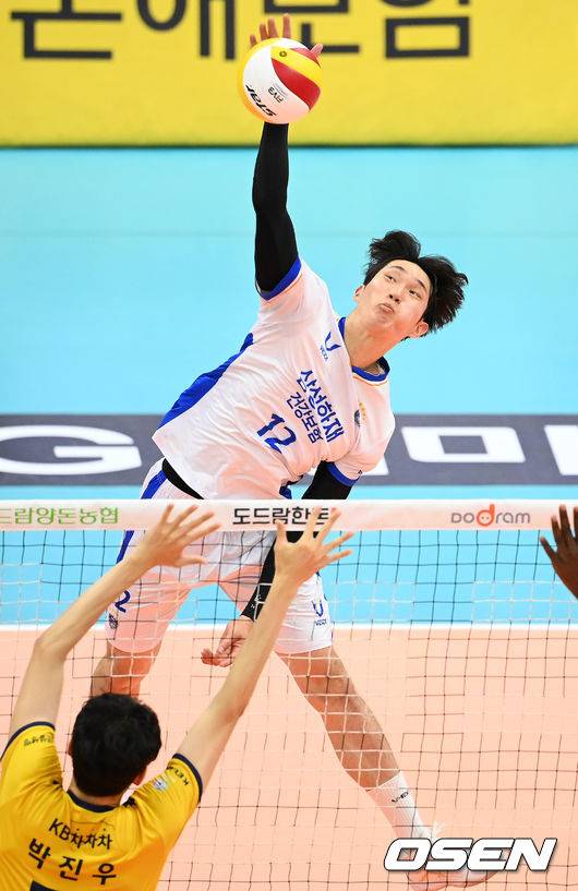 [OSEN=의정부, 민경훈 기자]2세트 삼성화재 황경민이 강타를 날리고 있다. 2021.10.29 / rumi@osen.co.kr