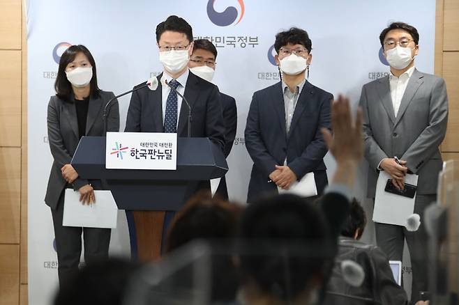 홍진배 과학기술정보통신부 정보보호네트워크정책관이 29일 정부서울청사 브리핑실에서 25일 발생한 KT 네트워크 장애 원인분석 결과를 발표하고 있다.&nbsp; &nbsp; 연합뉴스