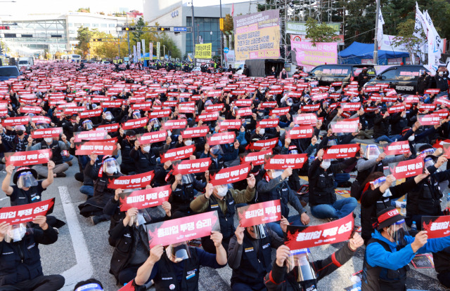 공공운수노조 화물연대 조합원들이 29일 오후 정부세종청사 국토교통부 부근에서 총파업 결의대회를 열고 있다. / 연합뉴스