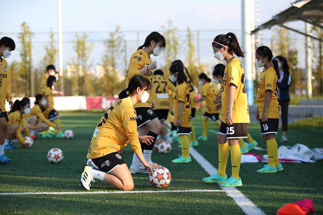 2021세종스포츠토토 유소녀 축구교실 회원들과 특별 훈련을 진행하고 있는 세종스포츠토토여자축구단 선수들.