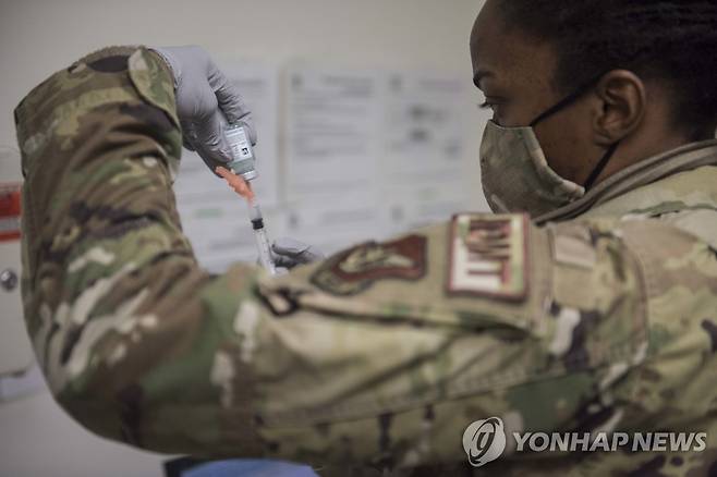 백신 접종 준비하는 주한미군 하사  2020년 12월 29일 군산 공군기지에서 주한미군 소속 알렉시아 험프리 하사가 모더나 백신을 주사할 준비를 하고 있다. [EPA=연합뉴스자료사진, 재판매 및 DB 금지]