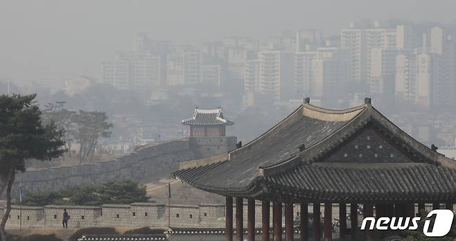 경기도보건환경연구원이 지난해 경기도 대기질을 측정한 결과, 아황산가스(SO₂), 이산화질소(NO₂), 미세먼지(PM-10), 초미세먼지(PM-2.5) 등이 전년에 비해 개선된 것으로 조사됐다./뉴스1 © News1 조태형 기자