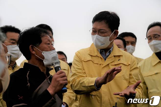 30일 오전 송영길 더불어민주당대표가 전북 김제시 광활면의 한 논에서 벼 병충해로 큰 피해를 입은 농민과 이야기를 나누고 있다.2021.10.30./뉴스1 © News1 이지선 기자