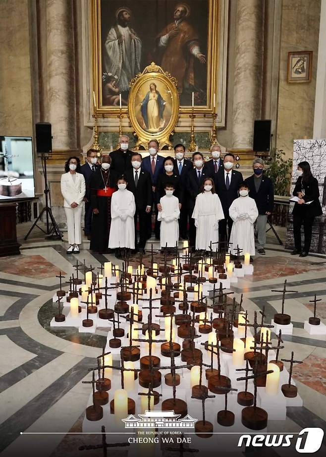 이탈리아 로마 산티냐시오 성당에서 열린 '철조망, 평화가 되다' 전시회에 한반도 모양으로 십자가 136개가 전시돼 있다. (자료=최강욱 열린민주당 대표 SNS갈무리)© 뉴스1
