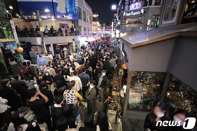 핼러윈 데이를 하루 앞둔 30일 서울 용산구 이태원역 일대가 시민들이 북적이고 있다. 2021.10.30/뉴스1 © News1 이성철 기자