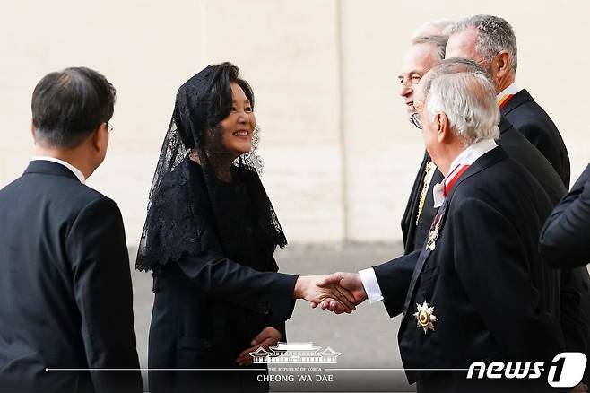 문재인 대통령과 김정숙 여사가 프란치스코 교황과의 단독 면담을 위해 바티칸 교황청에 도착해 영접인사들과 악수를 나누고 있다. (청와대 페이스북) 2021.10.29/뉴스1