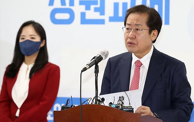 홍준표 의원이 29일 서울 여의도 선거 캠프 사무실에서 ‘정치 대개혁 7대 공약’을 발표하고 있다. 홍 의원은 “정치 행정 대개혁 사항을 대통령 발의 개헌안에 담아 2024년 총선 공약으로 추진하겠다”고 밝혔다. /이덕훈 기자