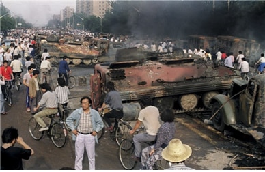 <1989년 6월 4일 톈안먼 대학살 당시의 사진/  http://xahlee.org/Periodic_dosage_dir/tiananmen_64_1989.html>