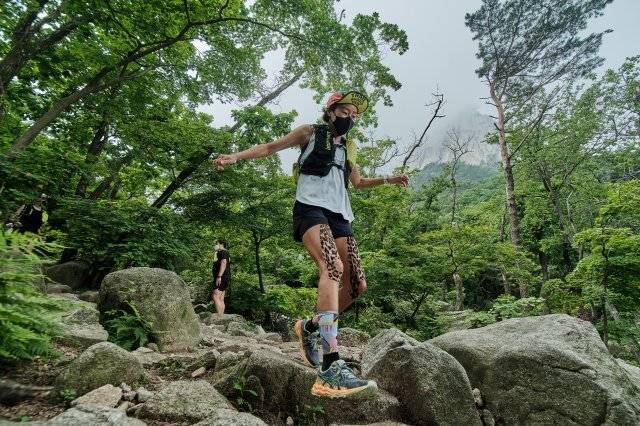 ‘한국 여자마라톤의 전설’ 권은주 프리랜서 마라톤 감독은 주말엔 지인들과 산을 달리는 트레일러닝을 하며 몸을 만들고 있다. 권은주 감독 제공.