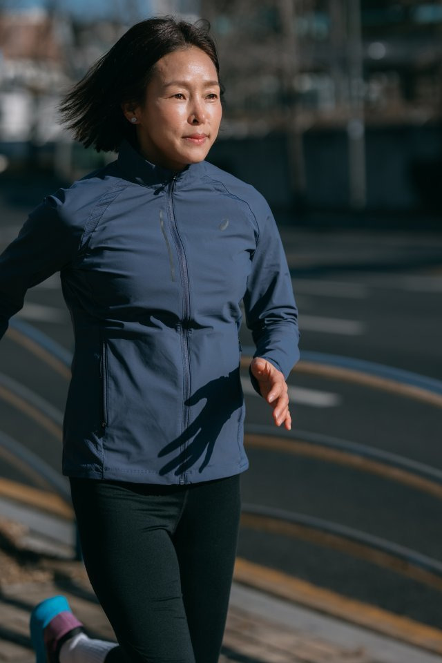 ‘한국 여자마라톤의 전설’ 권은주 프리랜서 마라톤 감독이 마라톤 교실 ‘Run With Judy’를 인천 청라호수공원에서 운영한다. 권은주 감독 제공.