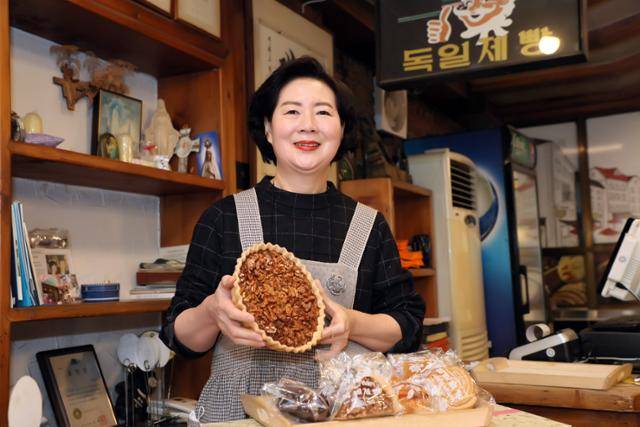 독일제빵 대표 장명희씨가 본인이 직접 개발한 수제 호두파이를 선보이고 있다.