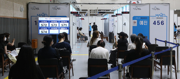 지난 7월 서울 마포아트센터에 마련된 코로나19 예방접종센터에서 고3 수험생들이 코로나19 백신 접종을 위해 대기하고 있다. [사진=뉴시스]