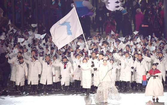 2018년 2월 강원도 평창 올림픽스타디움에서 열린 개회식에서 남북 선수단이 입장하고 있다. [사진공동취재단]