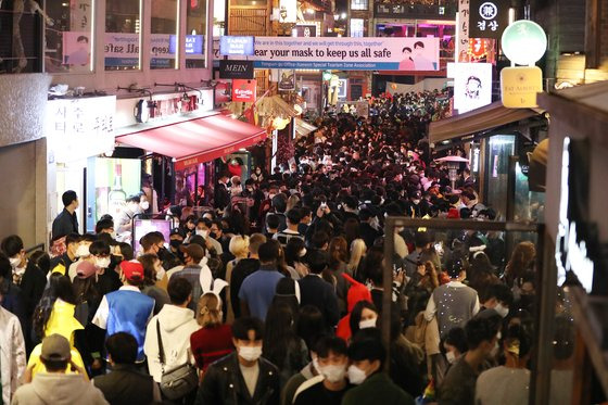 핼러윈 데이를 하루 앞둔 30일 서울 용산구 이태원 세계음식거리에 시민들이 북적이고 있다. 뉴스1