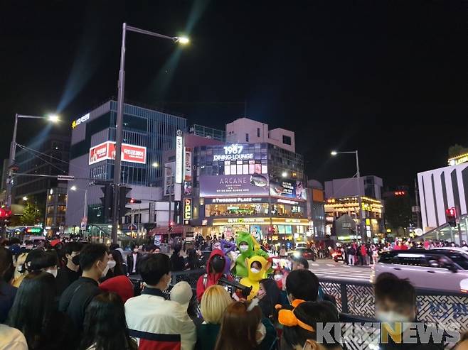 30일 서울 용산구 이태원에 핼러윈을 맞아 무수한 인파가 몰렸다.   사진=이소연 기자 