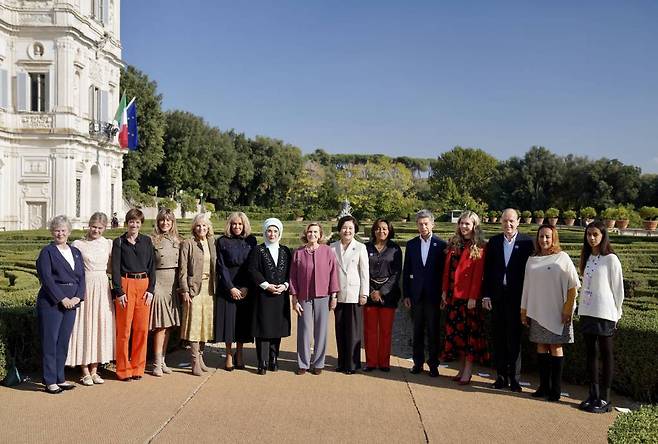 [로마=뉴시스] 김진아 기자 = G20 정상회의 참석차 로마를 방문 중인 문재인 대통령 부인 김정숙 여사가 30일 오전(현지시간) 로마 빌라 팜필리에서 이탈리아 총리 부인 주최 오찬을 마친 뒤 G20 정상 배우자들과 오찬장 앞에서 단체사진을 촬영하고 있다. 호프 에클레즈(왼쪽부터) FSB 의장 부인, 올가 크롭첸코 러시아 대통령 부인 , 아멜리 데르보드랑기앵 EU 상임의장 부인,  베고냐 고메즈 스페인 총리 부인, 질 바이든 미국 대통령 부인, 브리짓 마크롱 프랑스 대통령 부인, 에미네 에르도안 터키 대통령 부인, 마리아 세레넬라 카펠로 이탈리아 총리 부인, 김정숙 여사, 데니스 치세케디 DR콩고 대통령 부인, 요하임 자우어 독일 총리 배우자, 캐리 존슨 영국 총리 부인, 하이코 폰 데어 라이엔 EU 집행위원장 배우자, 키디스트 버헤인 WHO 사무총장 부인.. 2021.10.30.