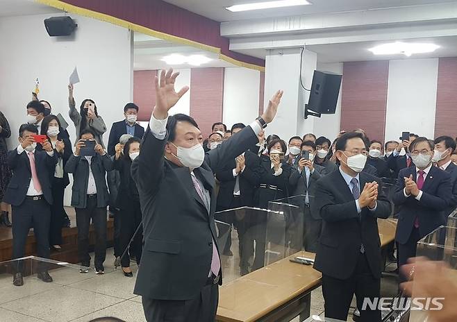 [대구=뉴시스] 정창오 기자=국민의힘 대선 경선후보인 윤석열 전 검찰총장이 30일 오후 대구시 수성구 범어동 국민의힘 대구시당 강당에서 열린 당원간담회에 참석해 양팔을 흔들고 있다. 2021.10.30. jco@newsis.com