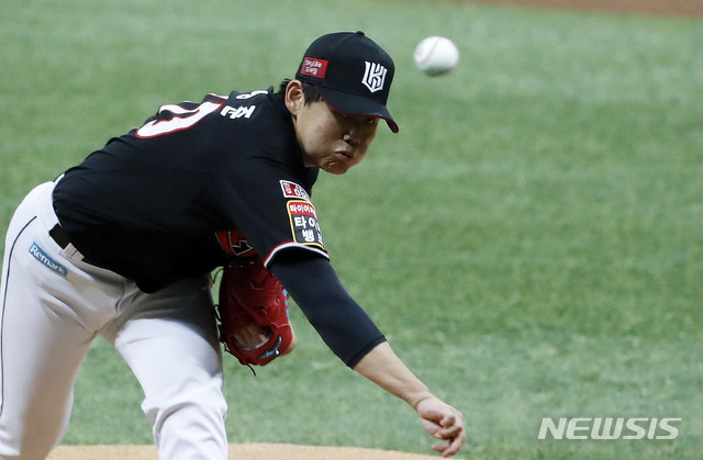 [서울=뉴시스] 홍효식 기자 = 11일 오후 서울 구로구 고척스카이돔에서 열린 '2021 신한은행 SOL KBO 리그' 키움 히어로즈 대 kt 위즈의 경기, 1회말 kt 선발 소형준이 역투하고 있다. 2021.08.11. yesphoto@newsis.com