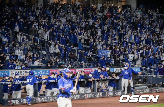 [OSEN=창원, 조은정 기자]7회초 1사 2,3루 삼성 오선진의 좌익선상으로 향하는 적시타에 3루주자 김성윤이 득점을 올린 뒤 더그아웃에서 환영을 받고 있다. 2021.10.30 /cej@osen.co.kr