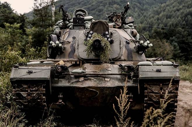 육군 M48 전차가 훈련 도중 길 가장자리에 멈춰선 채 대기하고 있다. 세계일보 자료사진