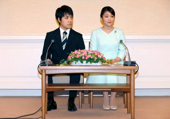 日本宮内庁が来る 26日華燭をあげると 1日露した長芋して日本公州とヤックホンナムゴムでゲイが去る 2017年 9月 3日東京赤坂東宮で記者会見を開いて婚約を発表している.AFP 資料写真連合ニュース
