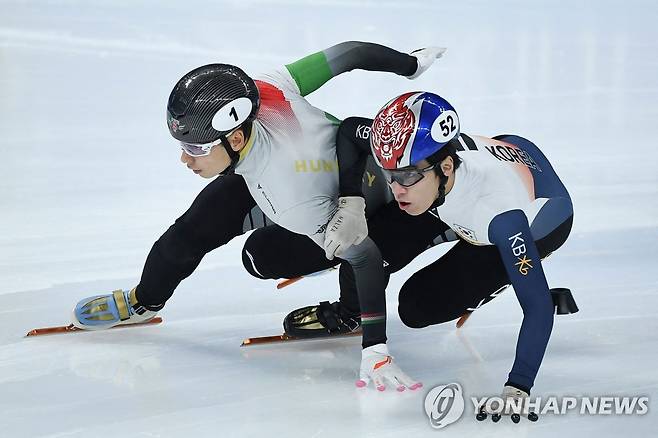 경쟁하는 쇼트트랙 대표팀 황대헌 [AFP=연합뉴스]