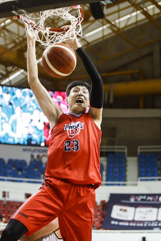 30일 LG를 상대로 덩크슛을 작렬하는 현대모비스 최진수.  [KBL 제공. 재판매 및 DB 금지]