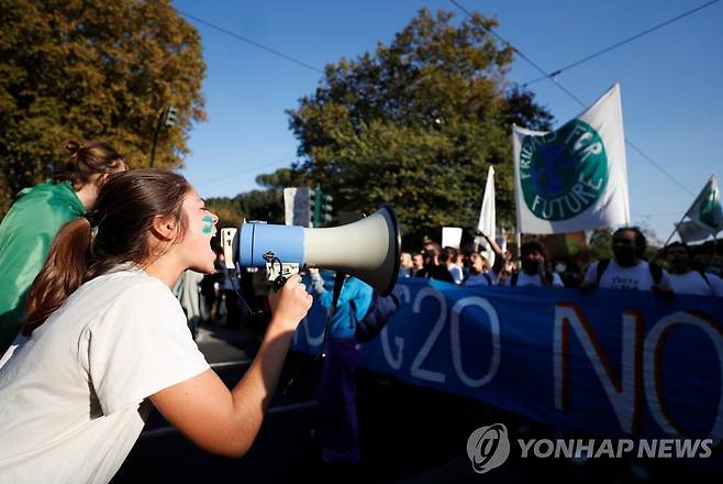 G20 반대 시위 (로마 로이터=연합뉴스) 환경단체 회원들이 30일(현지시간) 로마 도심에서 G20 반대 시위를 하고 있다. 2021.10.30. photo@yna.co.kr