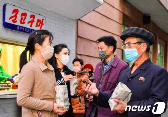 (평양 노동신문=뉴스1) = 북한 조선노동당 기관지 노동신문은 31일 '수도 평양의 이채로운 가을풍경'이란 제목으로 관련 사진 여러 장을 실었다. [국내에서만 사용가능. 재배포 금지. DB 금지. For Use Only in the Republic of Korea. Redistribution Prohibited] rodongphoto@news1.kr