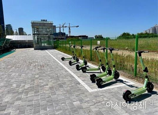 인천 송도달빛축제공원 인근에 조성된 개인형 이동장치(PM) 거치구역 [사진 제공=인천시]