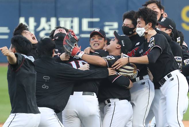 31일 오후 대구 삼성라이온즈파크에서 열린 프로야구 2021 신한은행 쏠(SOL) KBO 정규시즌 1위 결정전 kt wiz와 삼성 라이온즈의 경기에서 kt가 1:0으로 승리하며 정규시즌 우승을 확정 짓고 나서 kt 선수들이 기뻐하고 있다. 2021.10.31/연합뉴스