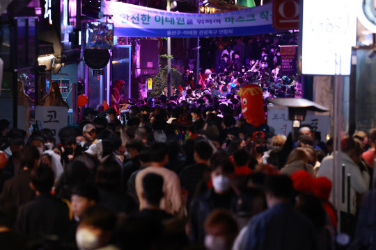 하루 앞둔 핼러윈 데이, 이태원 불야성



    (서울=연합뉴스) 홍해인 기자 = 핼러윈 데이를 하루 앞둔 30일 오후 서울 용산구 이태원 세계음식거리를 찾은 시민들이 거리를 오가고 있다. 2021.10.30



    hihong@yna.co.kr



(끝)