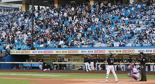 31일 대구 삼성라이온즈파크에서 열린 2021 KBO리그 정규시즌 1위 결정전 케이티(KT) 위즈와 삼성 라이온즈의 경기에서 관중들이 힘찬 응원을 하고 있다. 이날 입장권 1만2244장이 9분 만에 모두 팔렸다. 1만2244명은 팬더믹 이후 프로야구 한 경기 최다 관객 수다. 대구/연합뉴스