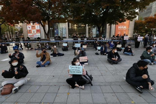 비정규직 이제그만 1100만 비정규직 공동투쟁 조합원들이 30일 오후 서울 종로구 동화면세점 앞에서 열린 '비정규직 배신정권 규탄 1차 촛불집회'에서 구호를 외치고 있다. 뉴시스