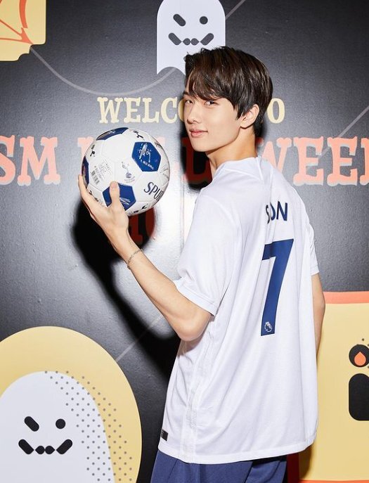 Group NCT Ji Sung transformed into football national team Son Heung-min (Tottenham Hotspur) and enjoyed Halloween.On the 31st, SM Entertainment released images and images of SMs The Artist, who transformed into a Halloween makeup and costume through the official Instagram.NCT Ji Sung turned into national representative Son Heung-min and collected topics.Ji Sung caught the eye by perfecting Son Heung-mins uniform as well as tear points.In particular, Son Heung-mins ceremony was followed and completed.SM Entertainment recently received a lot of attention from domestic and foreign fans as a SMTOWN Halloween party and various Halloween makeup of The Artist.This year, the party will be held in the form of a non-face-to-face contest in the aftermath of a new coronavirus infection (Corona 19).In the name of The Artist, who is awarded the best dresser, he plans to donate the prize money to the beautiful foundation and practice good influence.
