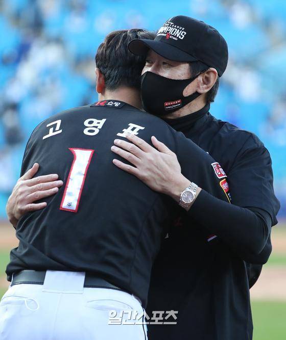 KT 위즈와 삼성 라이온즈가 31일 오후 대구 삼성라이온즈파크에서 2021년 KBO리그 정규시즌 1위를 놓고 단판승부를 펼쳤다. KT가 1-0으로 삼성을 제압하고 정규시즌 우승을 차지했다. 이강철 감독이 선수들과 포옹하고있다. 대구=정시종 기자 jung.sichong@joongang.co.kr /2021.10.31.