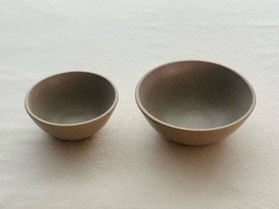 이악 크래프트의 미테 밀 라인 볼. 자연스럽고 담백한 느낌에 어떤 음식을 담아도 예쁘다. [사진 권민경]