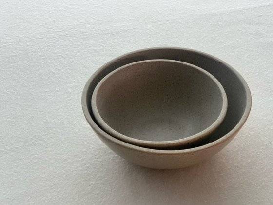 이악 크래프트는 전현지 세라미스트가 2013년부터 운영하는 스튜디오 ‘I am a ceramist’의 약자(IAAC Crafs)를 딴 것. 미테 밀 라인의 볼은 무광택 유약으로 마무리한 오트밀 컬러의 도자기 식기류다. 흙의 느낌이 충만하지만 투박하지 않고 감각적이다. [사진 권민경]