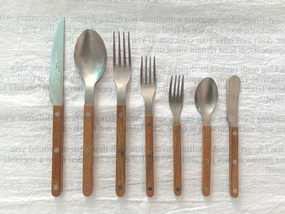 사브르 파리의 커트러리들. 왼쪽부터 디너 나이프, 디너 스푼, 디너 포크, 샐러드 포크, 티 포크, 티 스푼, 스프레드. [사진 권민경]