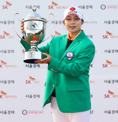 김효주가 31일 KLPGA 투어 SK네트웍스 서울경제 레이디스 클래식에서 우승한 뒤 트로피를 들고 기념촬영 하고 있다.  KLPGA 제공