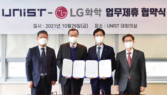 LG Chem Chief Technology Officer Yu Ji-yung, second from left, and Ulsan National Institute of Science and Technology (Unist) President Lee Yong-hoon, third from left, pose after signing a memorandum of understanding at Unist on Oct. 29. [LG CHEM]